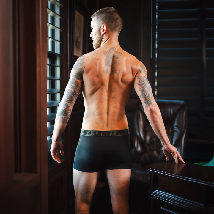 Backside of male model wearing SHEATH Black men&